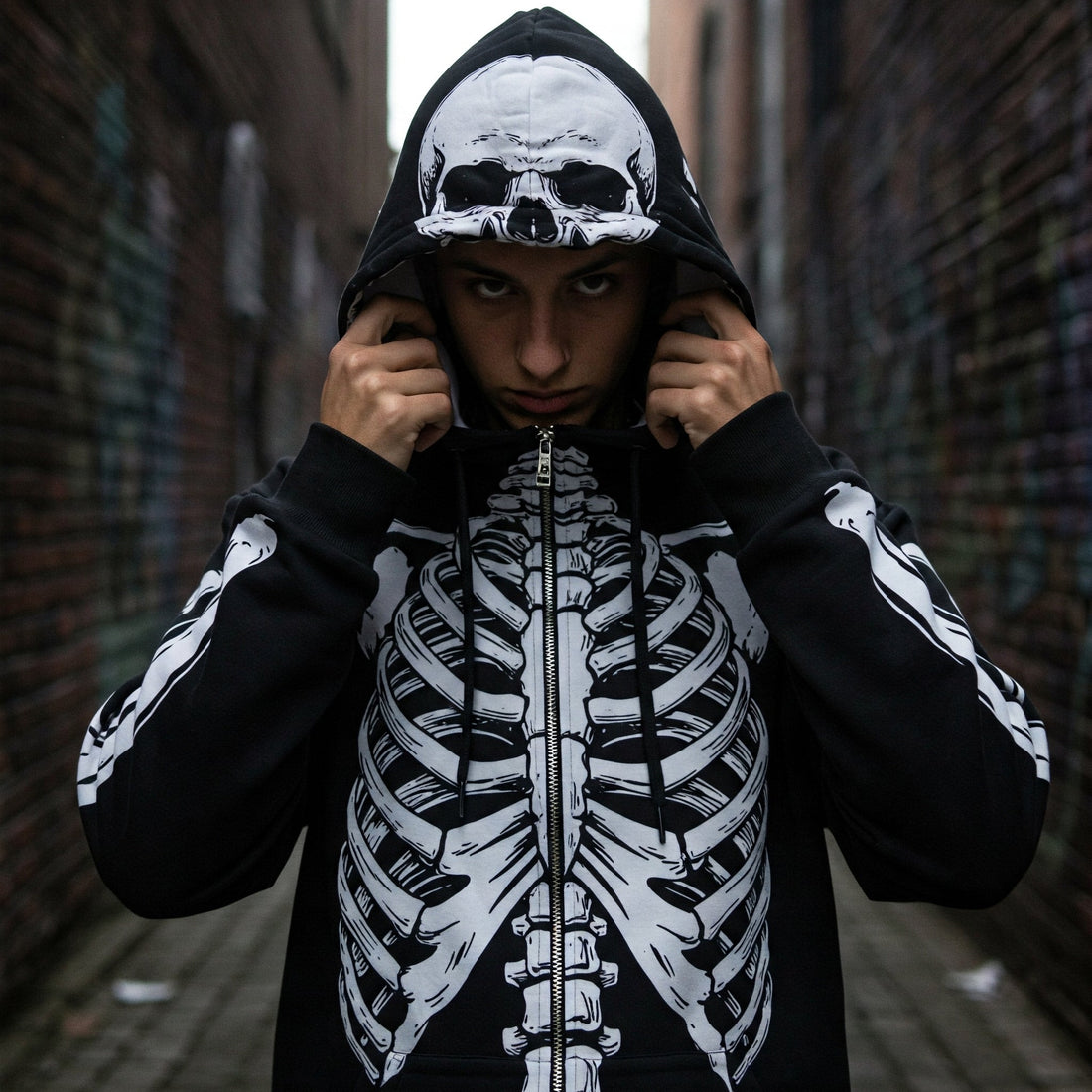 Dark Streetwear: Mroczna Estetyka i Najciekawsze Kreacje z Mrocznym Printem